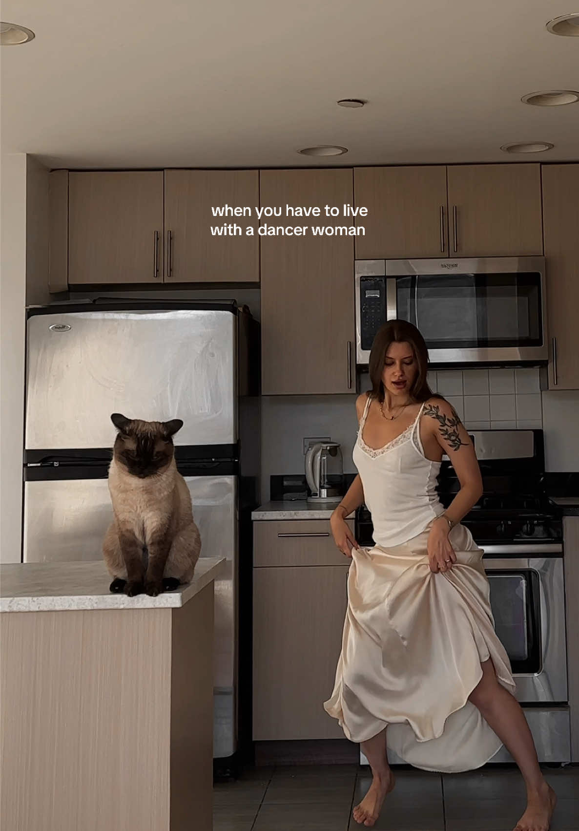 Do you think he liked it?😀 meanwhile my ONLINE dance classes are available in my bio! Let’s dance together🐈