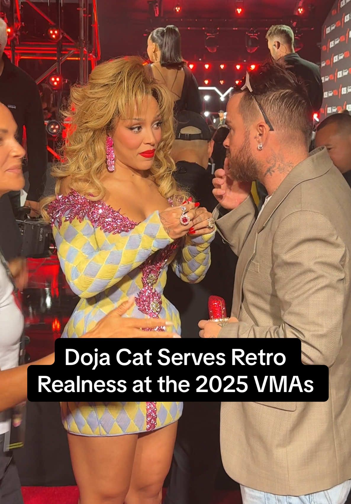 #DojaCat is serving retro realness at the 2025 #VMAs—and we’re here for it! #videomusicawards #vmas2025  