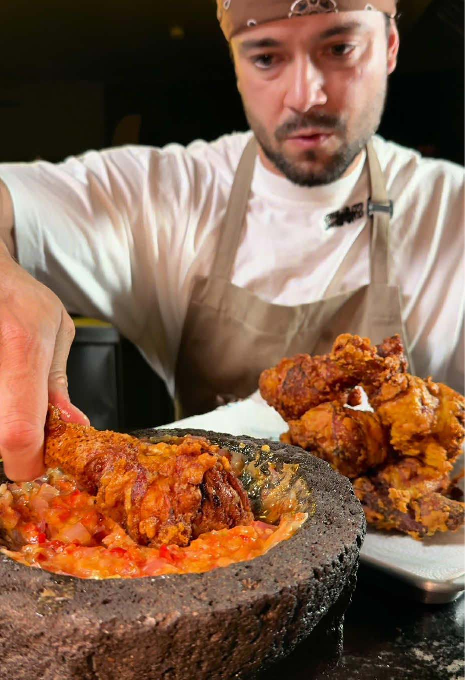 Pollo frito 🍗 estilo indonesio 🤤 con salsita martajada #AyamGoreng #recetas #pollo #parati #fyp 