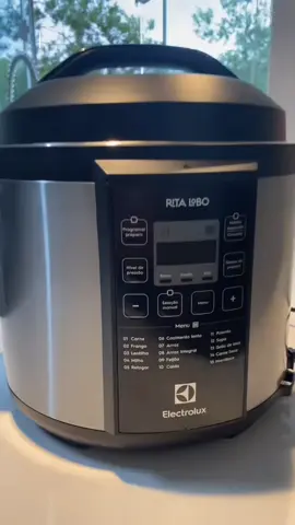 Panela de Pressão Elétrica Electrolux Por Rita Lobo 6 L preta #paneladepressaoeletrica #panelaeletrica #acheinashoppe Saiba mais clicando no nosso link nos comentários