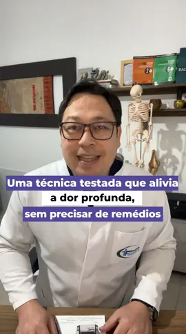 O tratamento de acupuntura que inclui o ponto B23 (Shenshu) pode ajudar a melhorar a dor lombar, pois este ponto, localizado na parte inferior das costas, é um ponto importante para o tratamento da dor lombar, fraqueza nas pernas e problemas renais na Medicina Tradicional Chinesa. A acupuntura pode reduzir a inflamação, estimular a libertação de endorfinas e atuar como um tratamento complementar seguro e eficaz para a dor na coluna, sem efeitos colaterais significativos.  Como a acupuntura com o ponto B23 ajuda na dor lombar Alívio da dor: O ponto B23, também conhecido como Shenshu, é tradicionalmente usado na Medicina Tradicional Chinesa para tratar a dor lombar.  Redução da inflamação: A acupuntura tem um efeito anti-inflamatório que contribui para diminuir a dor e o desconforto na região afetada, segundo a Clínica Dr. Hong Jin Pai.  Libertação de endorfinas: A estimulação dos pontos de acupuntura pode levar à libertação de endorfinas e outras substâncias químicas que atuam como analgésicos naturais.  Tratamento complementar: A acupuntura pode ser utilizada em conjunto com outros tratamentos, como exercícios físicos e boa postura, para um alívio mais completo da dor. #lombalgia #dorlombar #dor #acupuntura #fisioterapia  