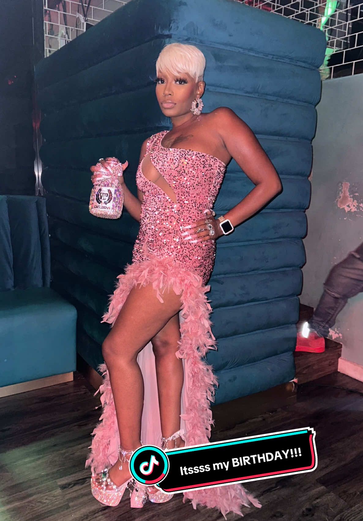 A time was had baby!!! Thank God for 40 beautiful years of life. I felt beautiful and to top it off, my friend did her big one with cake @Kel . It was absolutely beautiful and very moist 🥰. #virgo #40 #40andover #birthday #birthdaygirl 