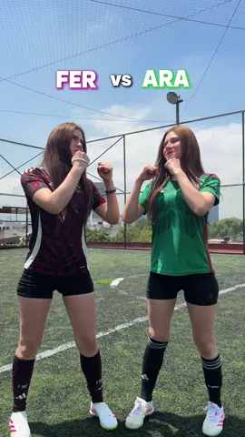 ¿Quién es mejor en retos de fútbol? Ara vs Fer ⚽️💪🏼 #arayfer #futbol #retos #challenge #méxico #gemelas #football #competencia 