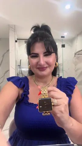 Dale un toque de lujo y estilo a tu outfit con este reloj de diseño cuadrado vintage ⌚✨. Su acabado metálico y correa elegante lo convierten en el accesorio perfecto para fiestas, reuniones o para elevar tu look diario. Un detalle sofisticado que nunca pasa de moda y que además viene en diferentes colores para combinar con tu estilo. ✔️ Diseño cuadrado moderno y elegante ✔️ Ideal para regalo 🎁 (incluye caja) ✔️ Perfecto para uso diario o eventos especiales ¡El accesorio que hará que tu look destaque! 🔥 #RelojDeModa #AccesoriosHombre #AccesoriosMujer #EstiloElegante #RelojVintage     