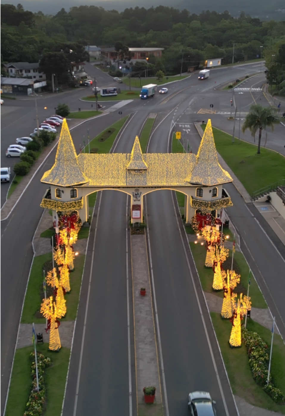 Qual deles já está na sua lista? ⠀⠀⠀⠀⠀⠀⠀⠀⠀⠀⠀⠀⠀⠀⠀⠀⠀⠀ Quanto custa os principais espetáculos do Natal Luz?👇🏼 ⠀⠀⠀⠀⠀⠀⠀⠀⠀⠀⠀⠀⠀⠀⠀⠀⠀⠀ O Natal Luz completa 40 anos em Gramado e traz dois espetáculos que você precisa viver ao menos uma vez: ⠀⠀⠀⠀⠀⠀⠀⠀⠀⠀⠀⠀⠀⠀⠀⠀⠀⠀ 1 🔹 O Grande Desfile de Natal Um espetáculo emocionante com carros alegóricos, danças, músicas e figurinos de encher os olhos. É uma experiência que fica guardada pra sempre na memória de quem assiste ao vivo! ⠀⠀⠀⠀⠀⠀⠀⠀⠀⠀⠀⠀⠀⠀⠀⠀⠀⠀ 📍 Local: Avenida das Hortênsias, no centro de Gramado ⏱️ Duração: 60 minutos 🔹Também pode ser assistido gratuitamente da rua, mas chegue cedo para garantir um bom lugar! 🎟️ Ingressos a partir de R$ 420,00 para maiores de 16 anos e R$ 280,00 para crianças de 5 a 15 anos. Com o cupom IGCUPOM, você ainda garante 10% de desconto no link da bio! ⠀⠀⠀⠀⠀⠀⠀⠀⠀⠀⠀⠀⠀⠀⠀⠀⠀⠀ 2🔹 Nativitaten – Show do Lago Um show grandioso com luzes, pirotecnia, vozes do mundo todo e cenários flutuantes que transformam o lago em um verdadeiro encanto natalino. É emocionante do início ao fim! ⠀⠀⠀⠀⠀⠀⠀⠀⠀⠀⠀⠀⠀⠀⠀⠀⠀⠀ 📍 Local: Lago do Centro de Eventos Serra Park ⏱️ Duração: 60 minutos 🎟️ Ingressos a partir de R$ 420,00 para maiores de 16 anos e R$ 280,00 para crianças de 5 a 15 anos. Com o cupom IGCUPOM, você ainda garante 10% de desconto no link da bio! ⠀⠀⠀⠀⠀⠀⠀⠀⠀⠀⠀⠀⠀⠀⠀⠀⠀⠀ 📅 O Natal Luz acontece de 23 de outubro de 2025 a 18 de janeiro de 2026. ⠀⠀⠀⠀⠀⠀⠀⠀⠀⠀⠀⠀⠀⠀⠀⠀⠀⠀ 💡 Tem meia-entrada e setores diferenciados para todos os perfis de público, confere no link da minha Bio 😉 ⠀⠀⠀⠀⠀⠀⠀⠀⠀⠀⠀⠀⠀⠀⠀⠀⠀⠀  Qual deles você vai assistir ao vivo?  💌 Envia para quem precisa viver isso com você! ⠀⠀⠀⠀⠀⠀⠀⠀⠀⠀⠀⠀⠀⠀⠀⠀⠀⠀ Quem aí gostaria de um post só com os atrativos gratuitos do Natal Luz?😄 ⠀⠀⠀⠀⠀⠀⠀⠀⠀⠀⠀⠀⠀⠀⠀⠀⠀⠀ 📸 @ig_canela_gramado  ⠀⠀⠀⠀⠀⠀⠀⠀⠀⠀⠀⠀⠀⠀⠀⠀⠀⠀ ⠀⠀⠀⠀⠀⠀⠀⠀⠀⠀⠀⠀⠀⠀⠀⠀⠀⠀ ⠀⠀⠀⠀⠀⠀⠀⠀⠀⠀⠀⠀⠀⠀⠀⠀⠀⠀ ⠀⠀⠀⠀⠀⠀⠀⠀⠀⠀⠀⠀⠀⠀⠀⠀⠀⠀ #natalluz  #loucosporviagem #sobrelugares  #viajarfazbem