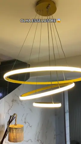 Transforme sua sala em segundos com esse lustre escandinavo incrível 😱🔥 Design moderno, 3 cores de luz e um acabamento que impressiona qualquer visita. 