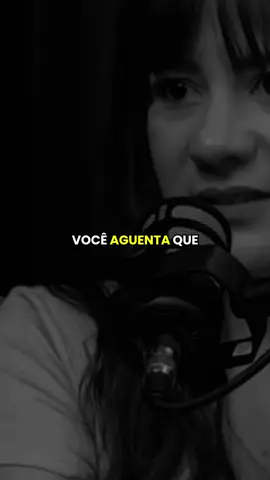 Aguentar não significa ausência de dor, significa força em meio à dor. Muitas vezes, quem olha de fora pensa que você está bem porque continua em movimento, mas só você sabe o peso que carrega por dentro. Chorar enquanto caminha, trabalhar mesmo sentindo, seguir apesar das lágrimas… isso não é fraqueza, é resistência. É a prova de que a dor não é capaz de te paralisar. Você sente, sofre, mas não desiste. E isso é poderoso: reconhecer que dói, mas não deixar de viver. Porque a vida continua, e você escolhe continuar junto com ela. #Força #Resiliência #Coragem