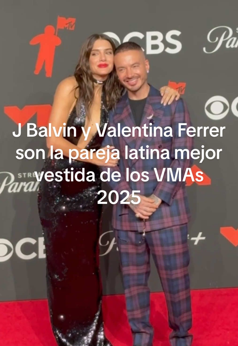 Si se trata de #moda y #belleza, los #latinos nunca fallan y para prueba @J Balvin y @Valentina Ferrer, quienes esta noche llegan a los #VMAs a dar clases de estilo. #JBalvin 
