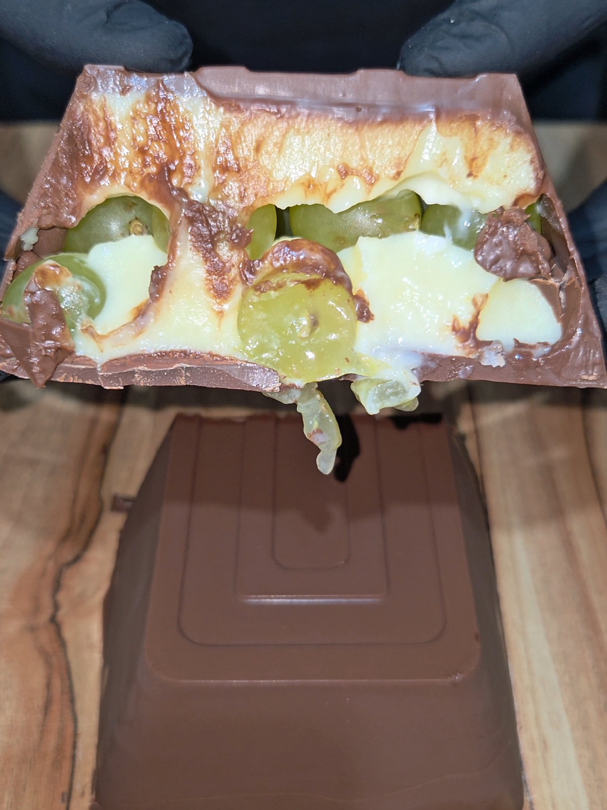 Respondendo a @dyz.ssp Se nunca mais vai apanhar depois disso. Bom Bom de Uva Gigante ! #tiktokfood #bombomdeuva #sobremesa #doce #mateusasmr 