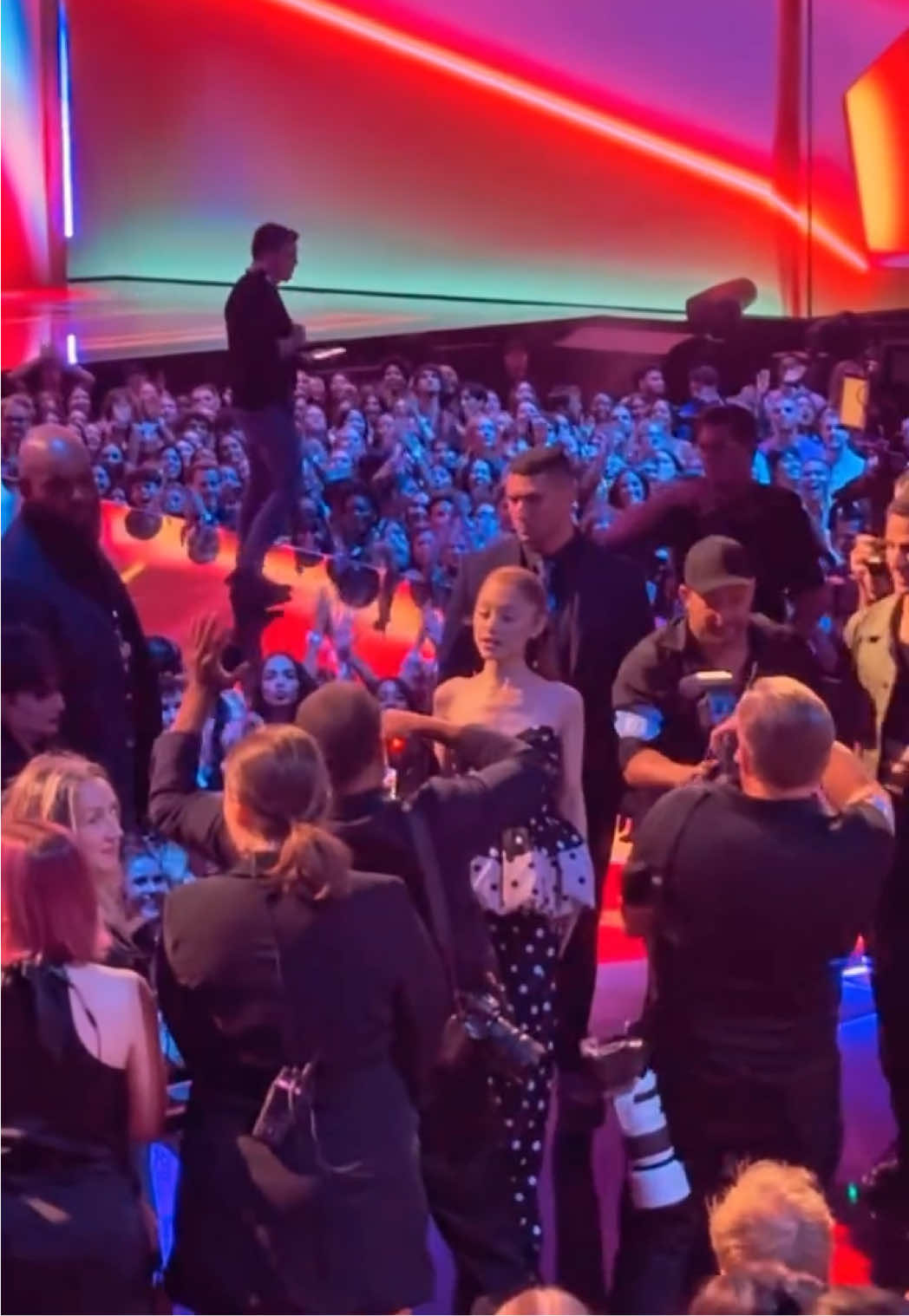 Shes here yaaall @arianagrande #vmas #vmas2025 #arianagrande #eternalsunshine #arianator 