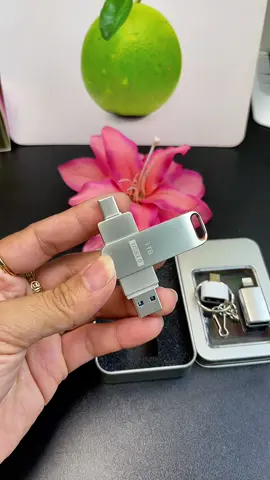 Anh chị nào bộ nhớ điện thoại bị đầy dung lượng. Thì đừng vội bỏ vài chục triệu ra mua điện thoại mới dung lượng cao nhé. Tham khảo thiết bị lưu trữ dung lượng này nha. Tiết kiệm lắm luôn#usb #usbdienthoai #ocungdidong #usb1tb 