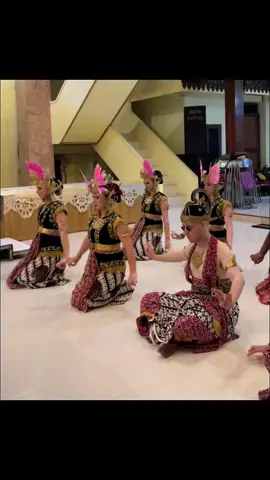 Tari Nawung Sekar #traditional #dance #jogja #nawungsekar #american 