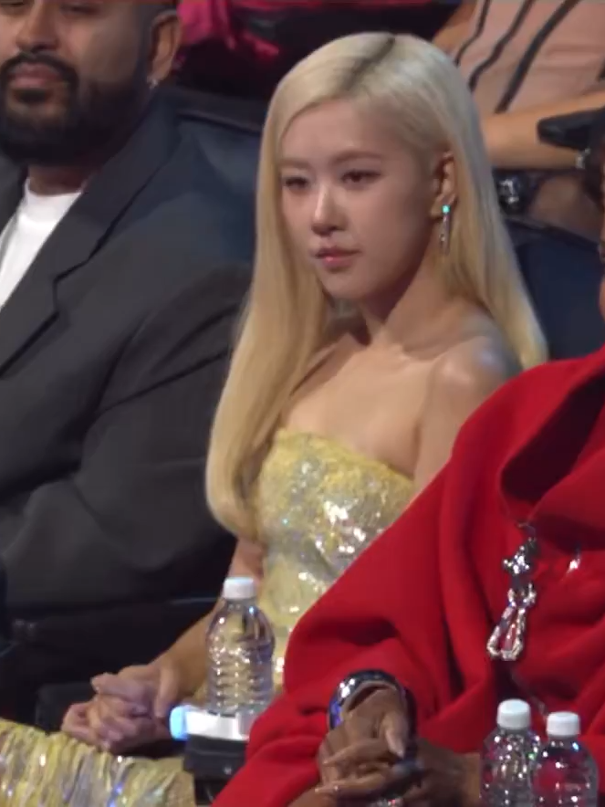 Rosé assistindo ao #VMAs hoje 💞 #roses_are_rosie