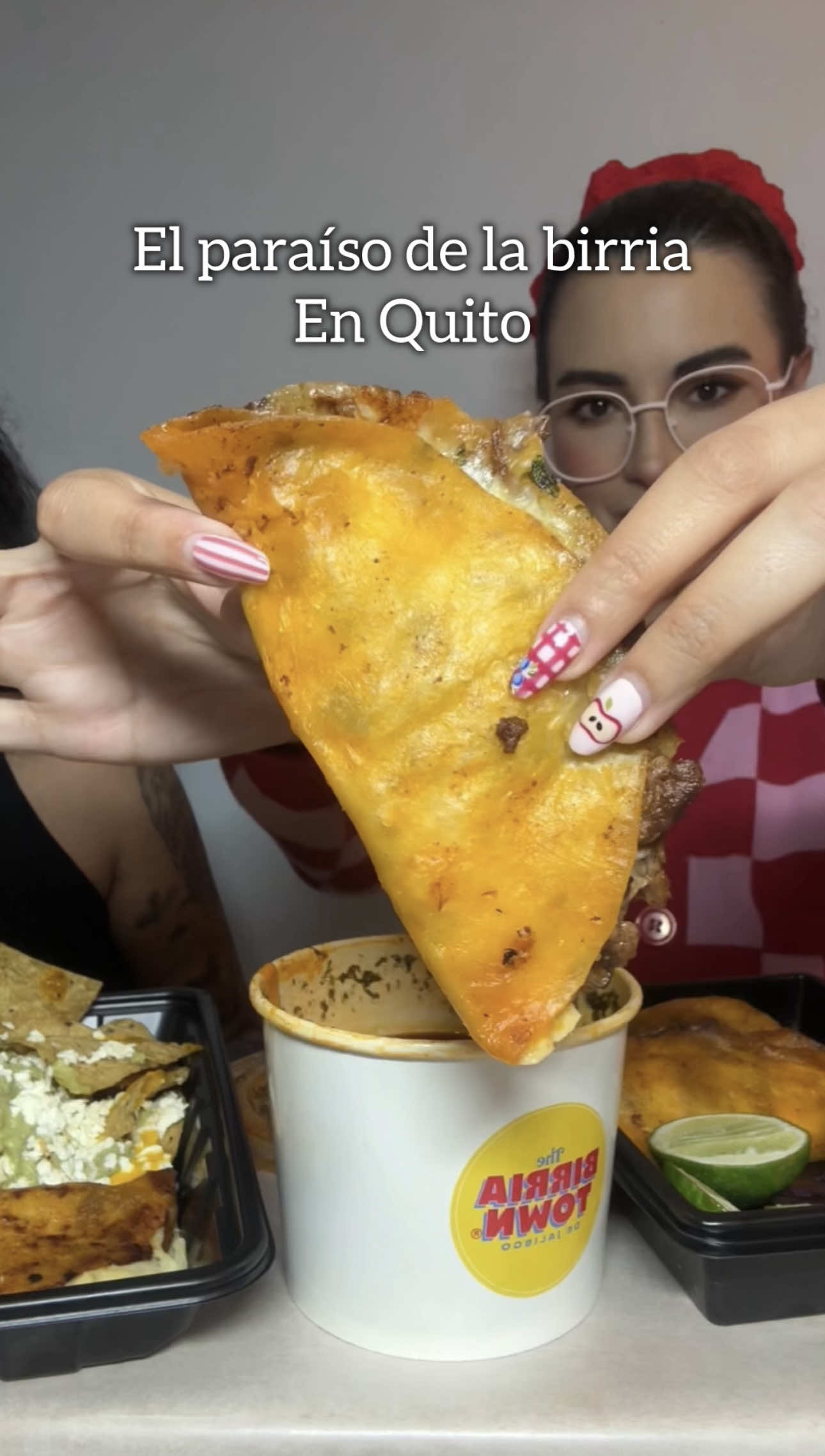 @Birria Town 😍🌮 la primera birreria del pais estilo Jalisco! 🤩 Son una cocina oculta en el valle de los chillos que tienen delivery a TODO QUITO! Todos sus platos tienen birria de Res 🥩 y hartisimo queso. 🧀 Mi plato era una quesadilla vegetariana con costra de queso épica y esa chamoyada estuvo mundial!! @ManuMora le dio el visto bueno a todo, aprobadisimo birria town. 🙌🏼 📍Pedidos al WhatsApp 0987008886 - Atienden de miércoles a domingo desde las 12pm hasta las 22:00 Pueden también hacer pedidos para retirar en el valle de los chillos.  Nosotras nos pedimos: - Tacos de birria, Quesabirria, Birria Nachos, Birriamen. 🔥 #mukbang #asmr #mukbangecuador #ecuador #asmrfood 