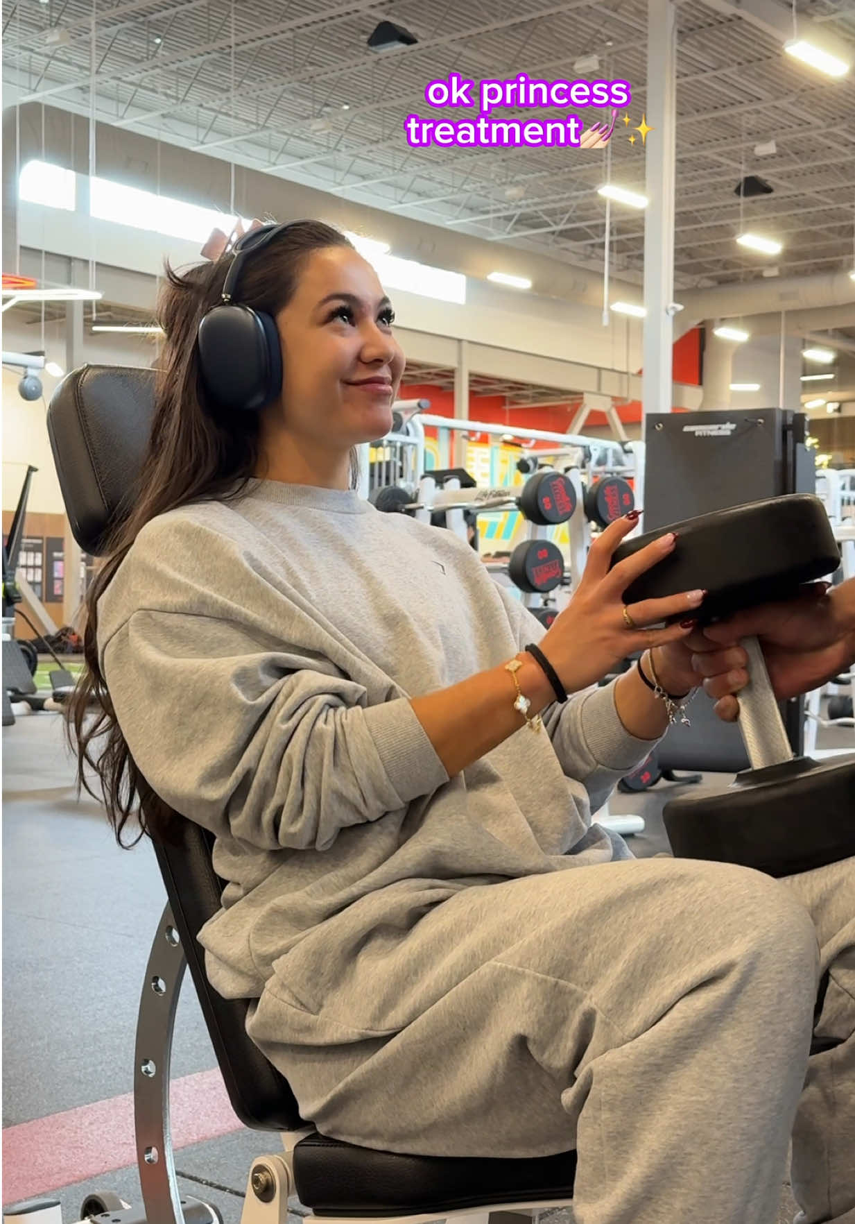 can normal press them for 8 reps on my top set but I’m so jet lagged this week😭🫠 ‘MDJ’ to save $$ on my BUILD programs on @EvolveYou ! #gymrat #shoulderpress #gymcouple 