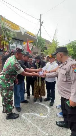 Alhamdulillah, malam ini kami dapat menghadiri sekaligus memberikan sambutan pada Pekan Budaya dalam rangka memperingati Maulid Nabi Muhammad SAW. yang diselenggarakan di halaman Pondok Pesantren Babul Khoir, Desa Gading, Kecamatan Jatirejo. Kegiatan ini tidak hanya menjadi wujud rasa cinta kita kepada Rasulullah SAW, tetapi juga menjadi ruang untuk melestarikan nilai budaya, seni, serta kearifan lokal yang berpadu dengan semangat keislaman. Terima kasih kepada segenap keluarga besar Ponpes Babul Khoir, para kiai, ustadz, santri, serta seluruh masyarakat yang telah menjaga tradisi ini dengan penuh kebersamaan. Semoga kegiatan ini membawa keberkahan, mempererat ukhuwah, dan menguatkan nilai-nilai keagamaan serta kebudayaan di Kabupaten Mojokerto. #mojokerto #gusbarra #jawatimur 