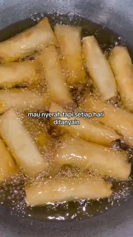 🥺🥺🥺 Lumpia Isi  Ayam Suwir 15k/5pcs Beef 20k/5pcs ig : loopya__ wa : 085696703325 Antar/Ambil Sendiri 📍Pontianak (Serdam) #jajananpontianak 