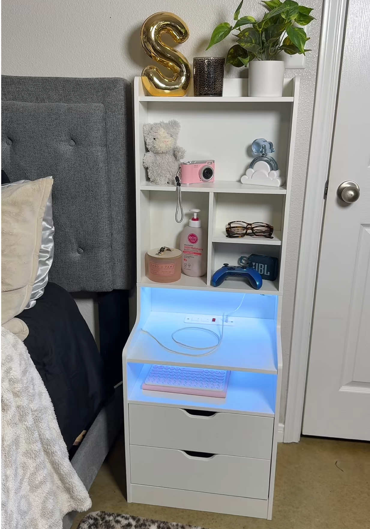 Makes a huge difference, love the extra storage! #bedsidetable #nightstand #bookshelf #bedroomfurniture #officefurniture 