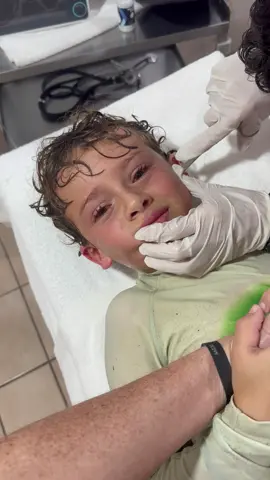 De los creadores de: me picó una abejita… llega un nuevo miedo desbloqueado… se metió un cangrejo 🦀 en la oreja 👂 de Pedro… es muy improbable que algo así pase pero le pasó … #UnCangrejoEnMiOreja #PobrePedro #TodosSomosPedro *ningún cangrejo fue herido en la grabación de este video  *Pedro me pidió que lo grabara 