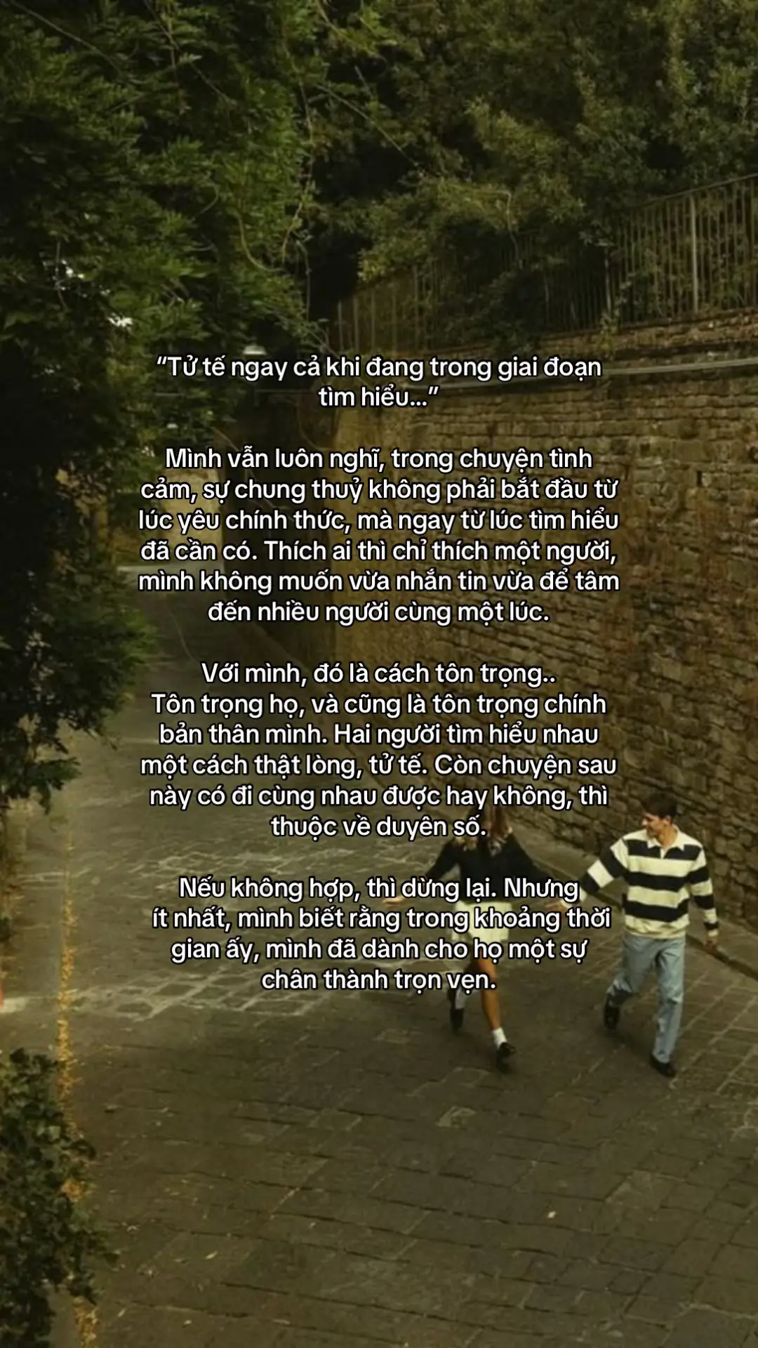 Mình đang tìm hiểu một người ở xa… Có những lúc khoảng cách làm mình chông chênh, khiến mình tự hỏi: liệu có phải mình đang mơ mộng quá không? Nhưng rồi, chính sự lựa chọn “chỉ hướng về một người” lại khiến mình thấy an yên. Vì mình biết, dù tương lai ra sao, thì hiện tại mình đã dành cho mối quan hệ này tất cả sự trân trọng và nghiêm túc nhất có thể. Mình hiểu, nhân duyên chẳng ai nói trước được. Có thể một ngày nào đó, cả hai nhận ra không đủ phù hợp để đi xa hơn. Nhưng nếu phải dừng lại, mình vẫn thấy lòng nhẹ tênh. Bởi trong quãng thời gian ấy, mình đã thật sự yêu thương, thật sự chân thành, thật sự tử tế. Bởi vì.. tử tế trong tình cảm không phải là để giữ một người ở lại, mà là để khi ngoảnh lại, trái tim mình vẫn còn nguyên vẹn sự bình yên.. Cre:chuyencuapi.97 #tamtrang #foryou #fyp 