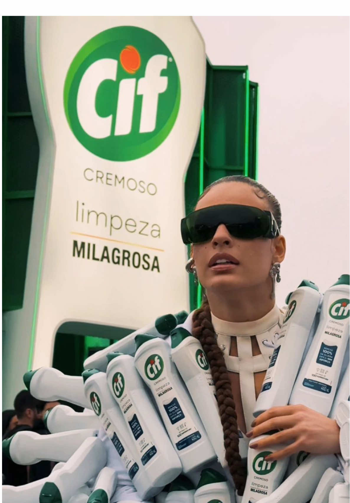 Bora se jogar no The Town com vontade, danados? Com @CIFLimpadores aquela sujeita difícil de tirar pós evento sai sem esforço. Parece milagre, mas é Cif limpando o seu tênis de festival! 💚 #CifLimpezaMilagrosa #CifNoTheTown #publi ⁠ ⁠ *Leia e siga o modo de uso que consta no rótulo e site do produto.