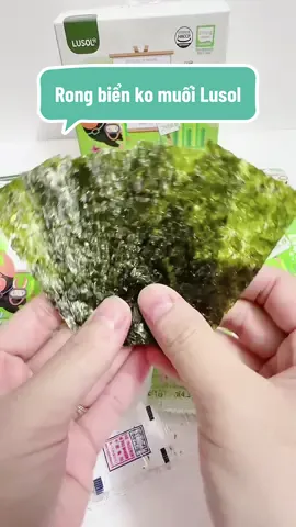 Thích ăn cơm hạt thì mẹ làm món cơm cuộn rong biển với rong biển hữu cơ tách muối nhà Lusol này cho bé ăn ạ. Đúng món bé thích là bé ăn nè. #rongbientachmuoi #rongbienchobe #rongbien #chamcon #mevabe 