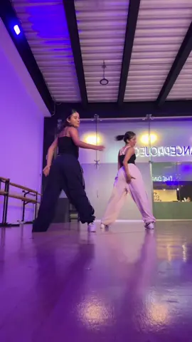 así se tiene que bailar cuando ponen colmillo @anika 