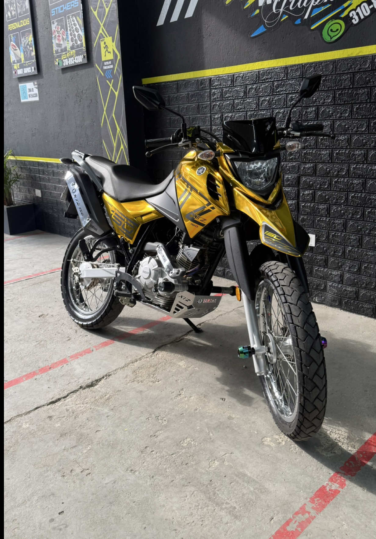 De simple a espectacular 😎✨ Así quedó esta XTZ150 forrada en Wrap dorado metalizado 💎🔥 Un estilo único que protege y hace brillar tu moto en cada detalle 🏍⚡ Curva tornasol:🌈⬇️ @SABA PAINT عائلة صبا  ¿Le pondrías este estilo a la tuya? 👇 #XTZ150 #GrabDorado #MonkeyGraphics #MotosColombia #EstiloUnico 