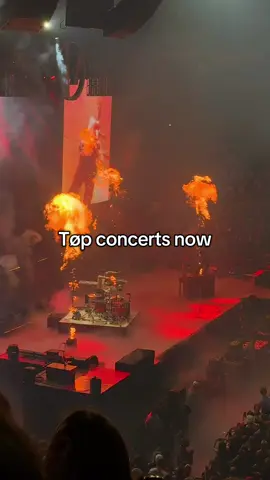 IM CRYINGGGGG WHAT WERE THEY ON IN 201666666 HELP I miss it💀💀💀💀 #twentyonepilots #tøp #twentyonepilotsconcert 