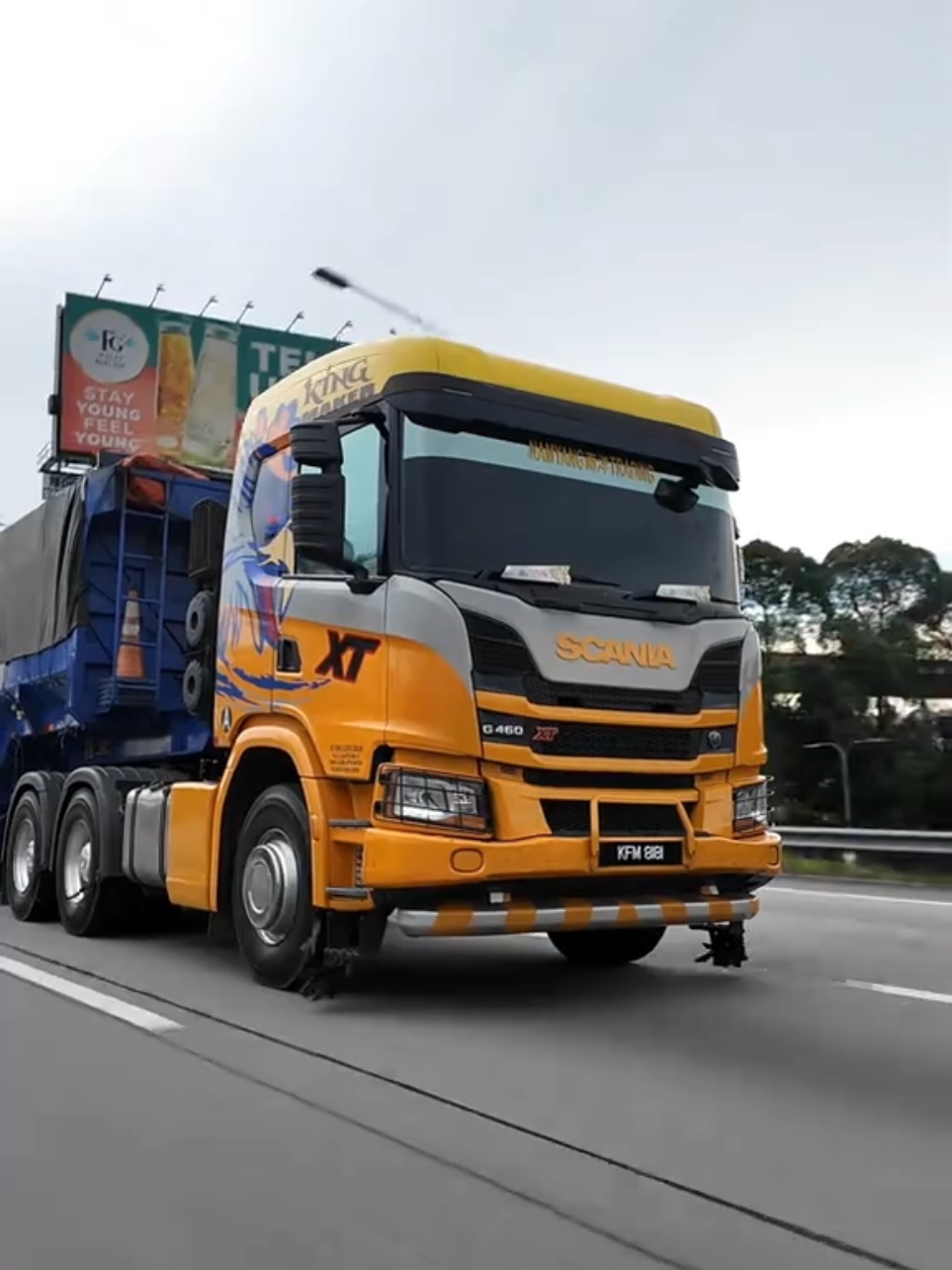 Replying to @lily.adresia lawa pulak Scania dia 😍 #pilotdarat #pkstar #semitruck #scania #trucker @DJI Official @DJI Osmo @pixelsdistribution 