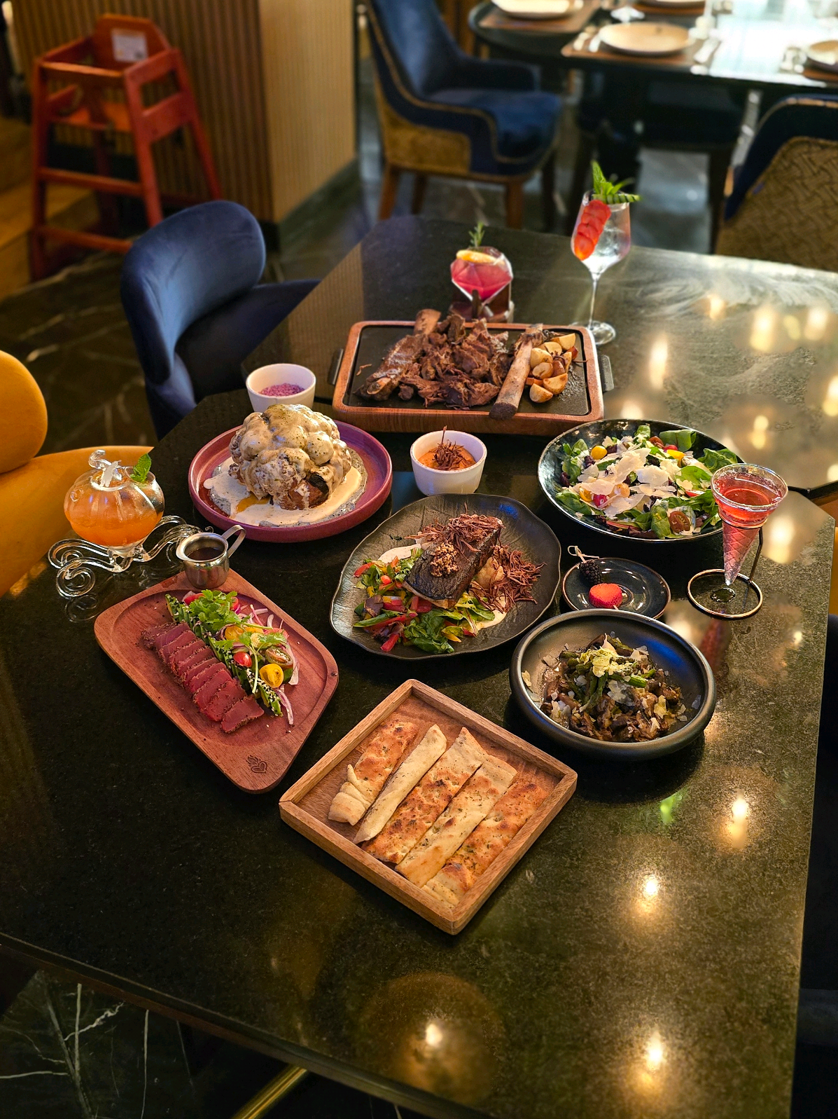 ¿Ya visitaron el nuevo restaurante en Tijuana?. Fuimos al nuevo concepto en nuestra  ciudad de @corazonartesanotijuana dentro de la Plaza Paseo Chapultepec donde estan ofreciendo lo mejor de sus sabores  desde Mexicali. En este bonito espacio vas a poder encontrar Mixología de la casa con un toque único en cada visita y platillos que vana crear bonitos recuerdos para toda la familia. Probamos de su menú  el Salmón a la parrilla, Estofado short rib, Coliflor asada,  Sashimi de atún y Ensalada todos santos. En las bebidas degustamos Carmesi y tragos de Dealers Choice. Cada rincón de este lugar está diseñado para celebrar la gastronomía del norte de México con la calidez que se merece. No te puedes perder sus cortes de Carne selecta por que son un  lujo lleno de sazón donde van terminados en la mesa para disfrutar con el mejor sabor al momento. Dirección: Plaza Paseo Chapultepec, Blvd. Agua Caliente 10387, Neidhart, 22020 Tijuana, B.C. Google maps: https://maps.app.goo.gl/McZXKDWGgEdfYoJ38