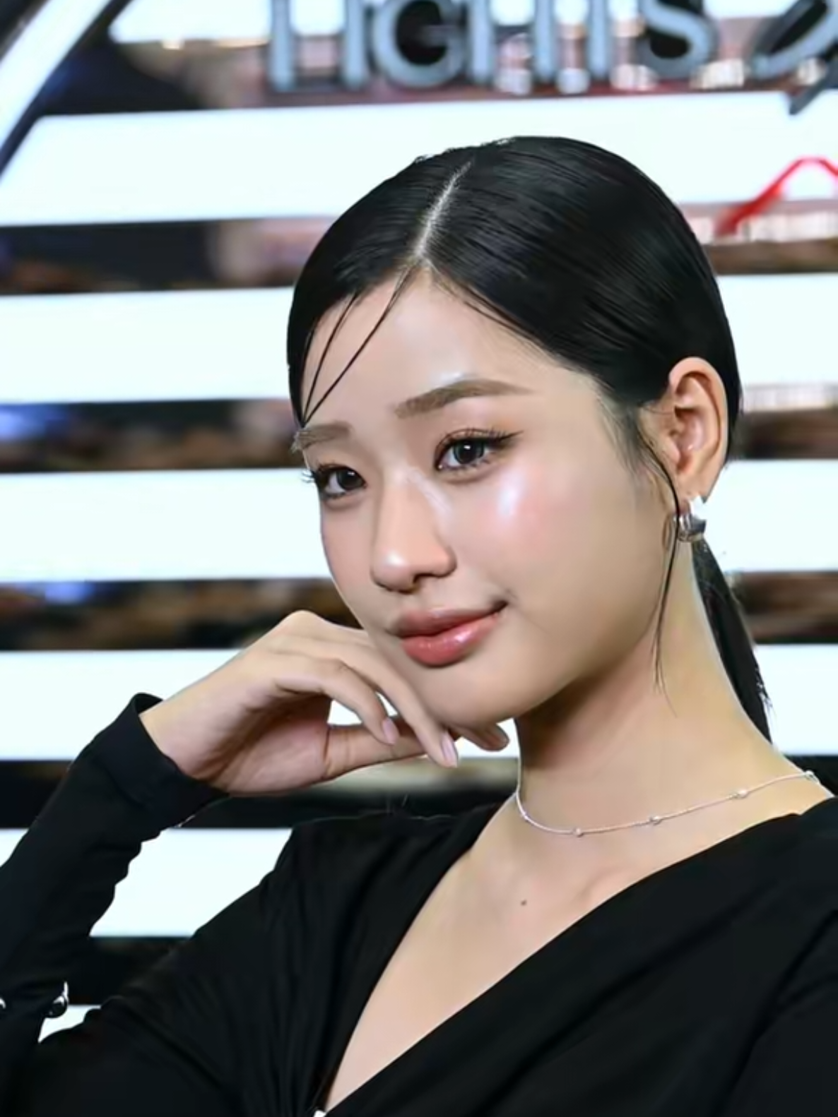 KATE ‘LIGHTS ON SHADOW’ เปิดตัว Brand Muse ‘ตู–ต้นตะวัน’ เผยสไตล์อันเป็นเอกลักษณ์ Cool & Sharp นำเสนอปรัชญา Shadow Enhancing Makeup หรือ เมคอัพด้วยเงา ที่ช่วยขับเสน่ห์ให้โดดเด่น สร้างมิติชัดทุกองศา เปลี่ยนเงามืดให้กลายเป็นแสงสว่าง ถ่ายทอดความงามที่มีมิติอย่างแท้จริง โดยใช้เอกลักษณ์ทางวัฒนธรรมของญี่ปุ่นอย่าง “แอนิเมะ” และ “ดนตรี” เป็นหัวใจหลักของการสื่อสาร การใช้แสงและเงาในการแต่งหน้า ไม่ได้หมายถึงการเปลี่ยนรูปลักษณ์ แต่คือการขับเน้นจุดเด่นเฉพาะของแต่ละคนให้ชัดเจนขึ้น ถือเป็นการยอมรับและเฉลิมฉลองความเป็นตัวเอง ผ่านศิลปะแห่งการแต่งหน้า #KATEThailand #LightsOnShadow #KATExTu #ตูต้นตะวัน #tontawan @tontawan_tu__ 