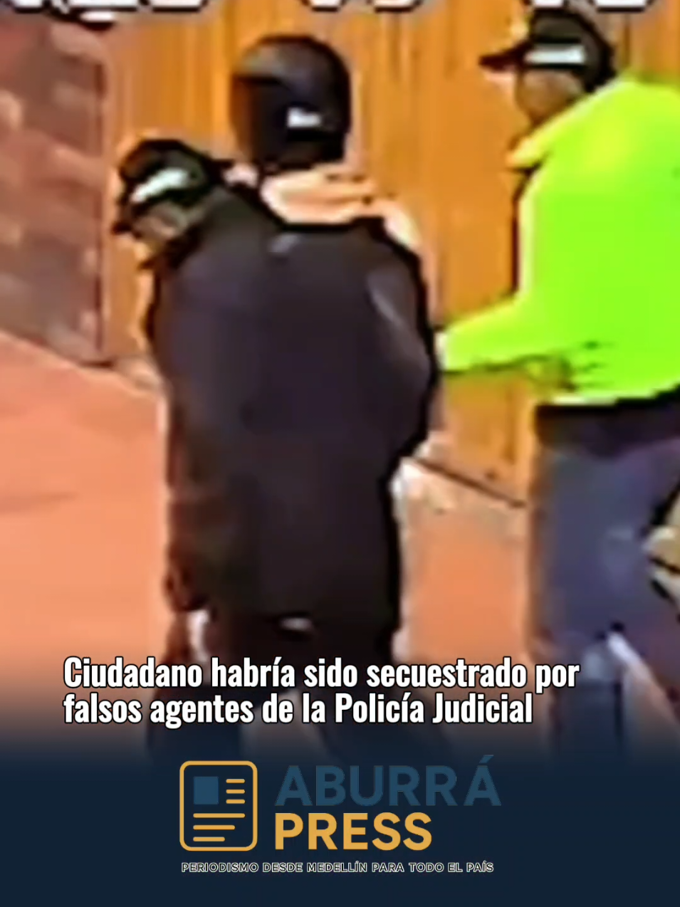Ciudadano habría sido secuestrado por falsos agentes de la Policía Judicial 📍Marinilla, Antioquia | La Policía Nacional en Antioquia confirmó que en Marinilla, oriente del departamento, un ciudadano fue abordado por hombres que vestían prendas similares a las de la Policía Judicial. Según el reporte oficial, la víctima habría sido obligada a subir a un vehículo particular que se dirigió hacia la vía que conduce al municipio de El Peñol. Ante la situación, se activaron de inmediato los protocolos de búsqueda y reacción. El caso es investigado directamente por el GAULA Militar y el CTI de la Fiscalía, con el apoyo de las unidades policiales en la zona. El coronel Luis Fernando Muñoz Guzmán, comandante (e) del Departamento de Policía Antioquia, señaló que la institución mantiene el control territorial y trabaja de manera articulada con las autoridades competentes para esclarecer los hechos. La Policía hizo un llamado a la comunidad a confiar en las instituciones y a suministrar información que permita avanzar en la investigación a través de las líneas 123, GAULA 165 o al número contra el crimen 314 358 7212. #Marinilla #Secuestro #PoliciasFalsos #OrienteAntioqueño 