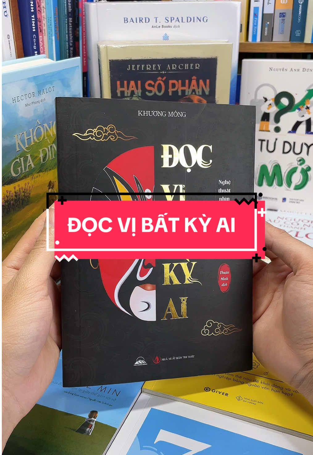 Đọc Vị Bất Kỳ Ai – Bí Quyết Hiểu Người Trong Tích Tắc” Bạn có muốn chỉ cần vài giây là nắm bắt được suy nghĩ, tính cách và ý định của người đối diện? “Đọc Vị Bất Kỳ Ai” sẽ trao cho bạn kỹ năng quan sát và phân tích tâm lý cực kỳ thực tế. _ Giúp bạn hiểu nhanh ngôn ngữ cơ thể, ánh mắt, cử chỉ và lời nói. _ Biết ai đang thật lòng, ai đang che giấu, ai đáng tin và ai cần dè chừng. - Ứng dụng ngay trong giao tiếp, công việc, kinh doanh và cả tình cảm. Học cách thấu hiểu người khác chính là chìa khóa để thành công và làm chủ mọi cuộc trò chuyện. Nếu bạn muốn trở thành người tinh tường, khôn ngoan và cuốn hút hơn, hãy sở hữu ngay cuốn sách này hôm nay!#tiemsachbinhyen #BookTok #sach #sachhay #docvibatkyai 