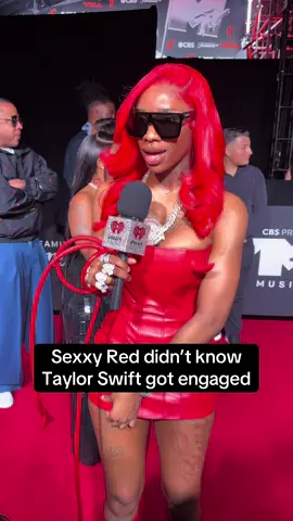 Pls #sexxyred is so funny 😂 #VMAs @Taylor Swift @Travis Kelce 