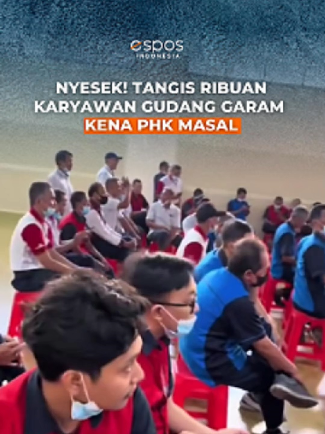 Viral di media social video yang memperlihatkan ribuan karyawan yang terkena pemutusan hubungan kerja (PHK) massal di pabrik PT Gudang Garam, Tuban, Jawa Timur. Tampak kesedihan yang mendalam, para pekerja berseragam merah dan biru dongker dengan logo Gudang Garam di bagian dada menangis dan saling berpelukan. Namun, hingga kini, pihak Gudang Garam belum memberikan pernyataan resmi terkait kabar PHK tersebut. #phk #phkmassal #phkgudanggaram #gudanggaram #layoff #buruh #phkburuh #buruhpabrik #partaiburuh #viral #fyp