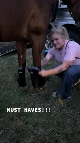 These are MUST HAVES… they make icing legs SO EASY!!!  Your horse will thank you. 😉🤩  #barrelracertiktok #barrelhorsemusthaves #rodeo #iceboots #postrunrecovery 