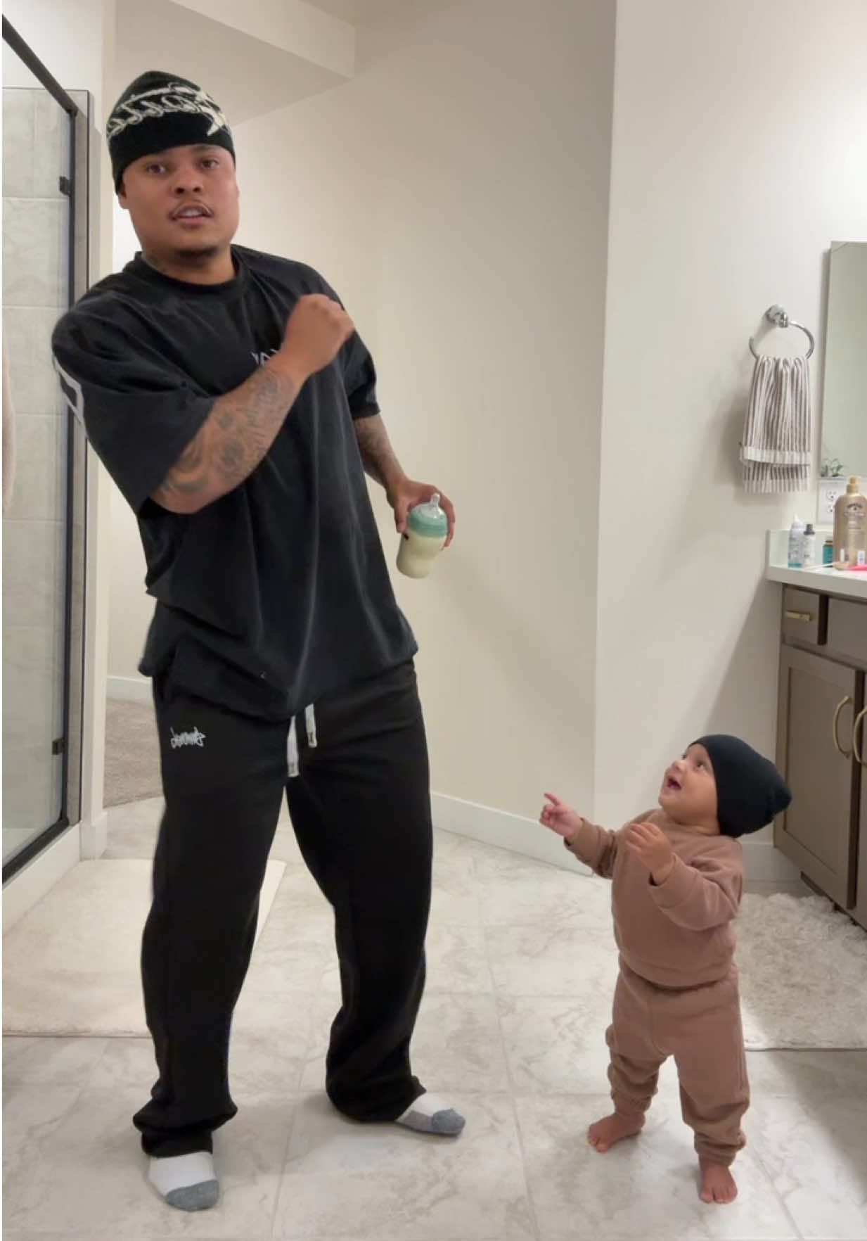 He don’t play about his bottle @Tommee Tippee 😂 @Zaza #zaza #larobenz #babies 