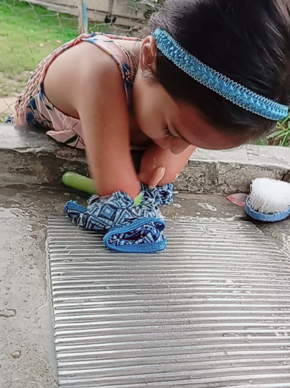 lavando su ropita 