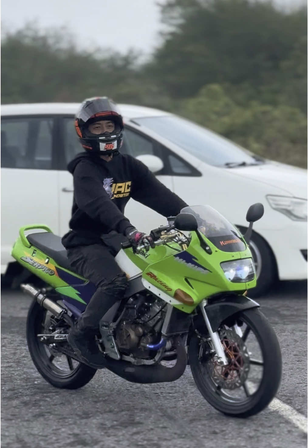 Raga nya di motor, pikirannya di kamuu 🤯. Awas angin nya lg kenceng jgn lupa pake hoodie dari @Eirac Industries | エイラック産業 