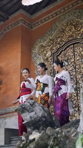 Tampil cantik dan elegant memakai koleksi songket sutra dari busana antique bali ❤️❤️ Alamat : jl Raya Kedewatan No 60 Kedewatan ubud bali (sebelah Pepito Kedewatan) Mohon transaksi hanya di rekening atas nama Ni Kadek laena Arniti  Diluar rekening diatas palsu  Happy shoping 💕