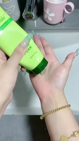 Bạn rửa mặt mỗi ngày nhưng da vẫn xỉn màu, nhiều mụn ẩn. Nguyên nhân chính là da chết chưa được làm sạch. Đây là lúc bạn cần đến Gel tẩy da chết GINBI chiết xuất nha đam . loại bỏ tế bào chết, bụi bẩn và bã nhờn chỉ trong vài giây. Dùng GINBI xong da mịn màng, sạch mà vẫn ẩm mượt.#GINBI #TẩyDaChết 