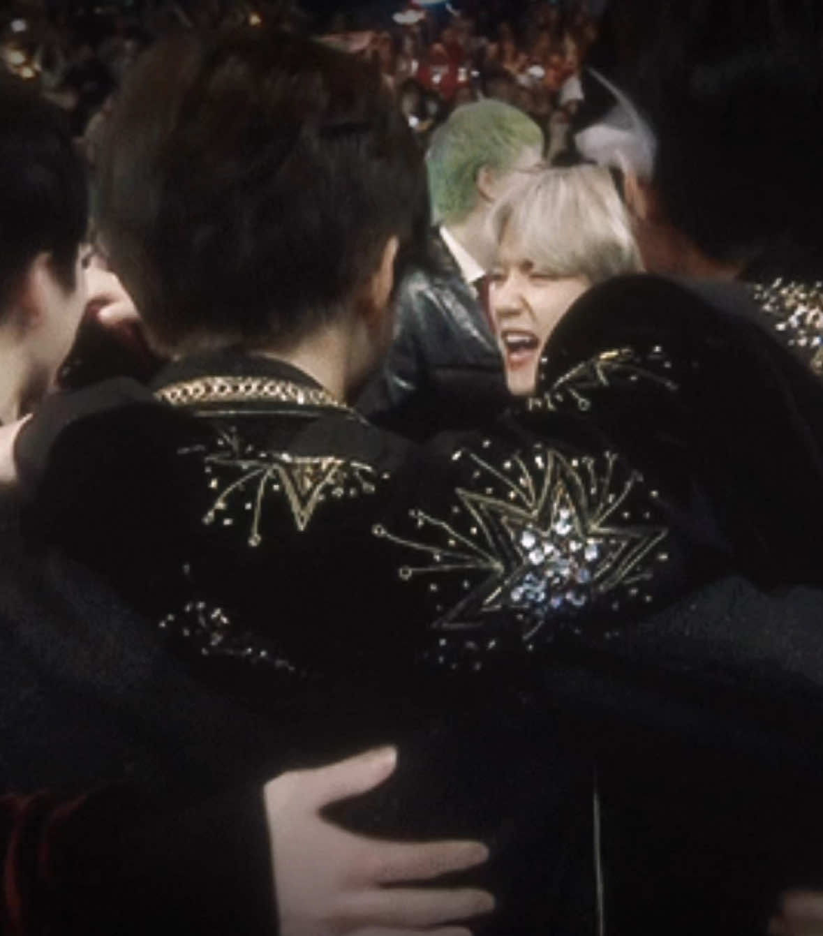 im crying I love them sm ll #comeback #EXO #weareoneexo #exol #exocomeback 