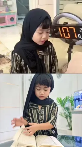 Ibu ustadzah @moana.daily  lucu banget sih mnta foto sama artis #riaricis 🤣🤣 