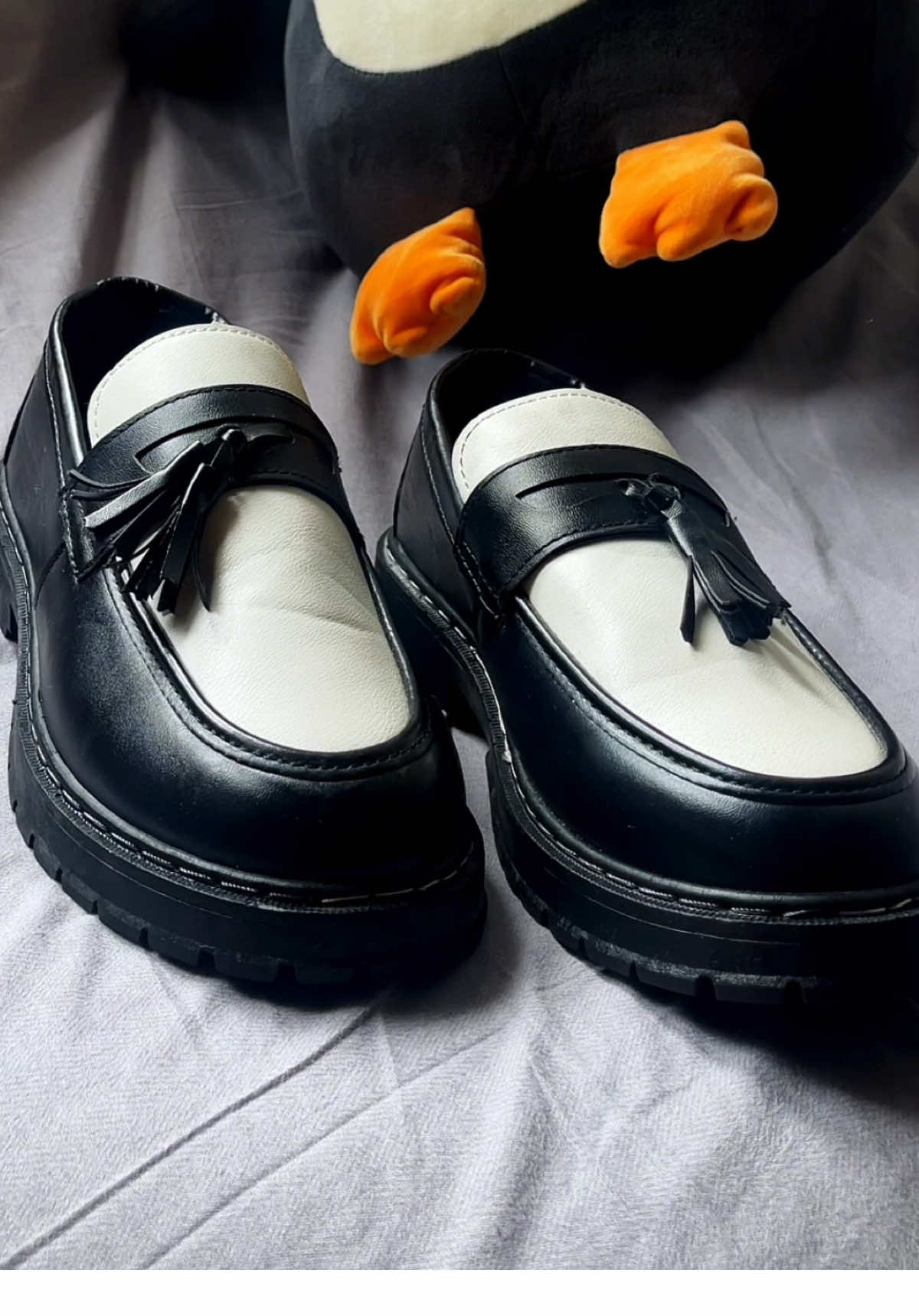 On sale na naman tong loafers na gamit ko. Ang dali netong suoting wala nang laces e, loafers nga kumbaga Dalian mo nang mag checkout baka maubos na naman stocks ng size mo  #loafers #shoesidea #formalshoes #outfitcheck #shoesoutfit 