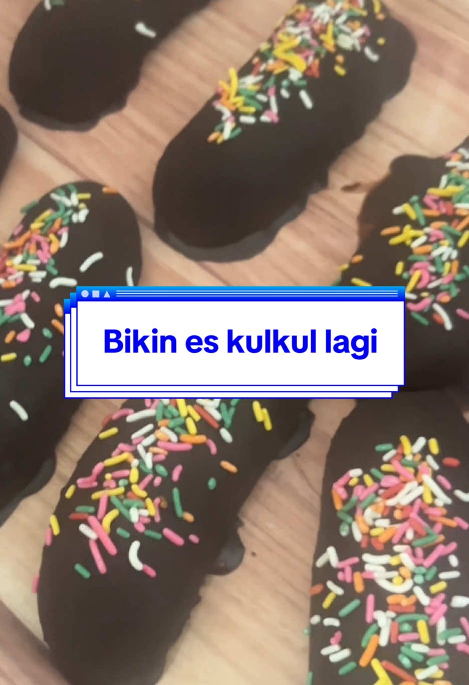 Saking sukanya jadi udah disiapin sefreezer 😭🤣 semaleman kasih coating coklat buat pisang beku ini wakakakak love it #eskulkul #pisangcoklat #recipes 