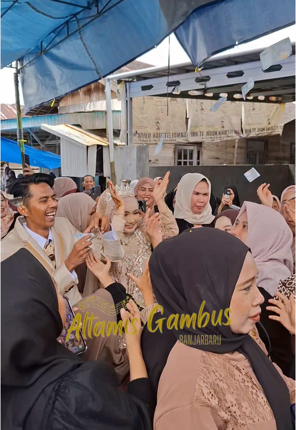 MasyaAllah tabarakallah… Manten & keluarga besar full happy nya😍🥳 . Fyi, yg mau acaranya dihibur bersama “ALTAMIS GAMBUS BANJARBARU” buruan keep & DP dri skrg… Ntuk acara bulan September - Oktober 2025 ad potongan harga sebesar 500rb bestie😍 Yg mau bisa hub tlp/wa owner +62-813-5132-6223 … . #allahummabarik #fyp #fypシ #gambus #gambusmodern #gambusarabic #gambusindonesia #wedding #banjar #banjarbaru #banjarmasin #anjir #baritokuala #martapura #tanahlaut #tanahbumbu #kalsel #altamisgambus #gambusbanjarbaru #gambusbanjarmasin #gambusmartapura  #weddingbanjar #music #weddingmusic #trendmusic #arabicsong #inspirasigaun #inspirasigaunpesta #gaun #gaunpestamuslimah 