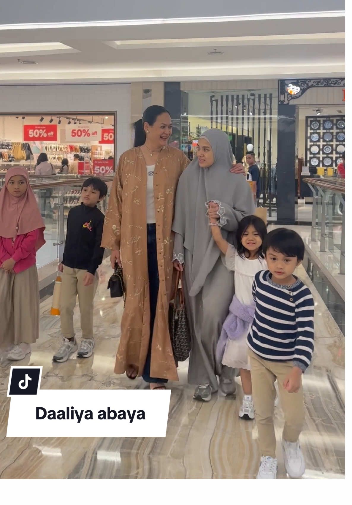 Seperti yang kalian tahu anakku tersayang tercinta punya Clothing brands @moyabyherfiza aku review nih supaya kalian bisa punya koleksi nya juga😘