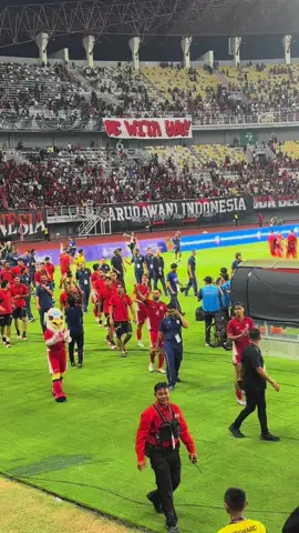 Sepak bola menyatukan kita semua  Enjoy Surabaya Enjoy GBT  #timnasindonesia #timnasday  #gelorabungtomo 