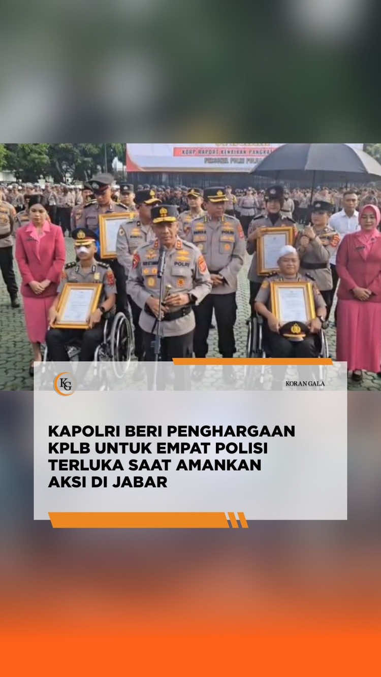 Kapolri memberikan penghargaan berupa kenaikan pangkat luar biasa (KPLB) kepada empat anggota Polda Jawa Barat yang menjadi korban luka saat mengamankan aksi unjuk rasa di sejumlah daerah, termasuk Cianjur, Karawang, Indramayu, dan Kota Bandung. Kapolda Jabar Irjen Pol Rudi Setiawan kepada wartawan usai upacara kenaikan pangkat luar biasa di lapangan upacara Mapolda Jabar, Senin (8/9/2025) mengatakan, penghargaan tersebut merupakan bentuk apresiasi atas dedikasi dan pengorbanan anggota Polri dalam menjaga keamanan dan ketertiban masyarakat. “Ini bentuk reward dari pimpinan Polri. Pak Kapolri memberikan penghargaan kepada rekan-rekan yang telah ikhlas menjalankan tugas, melindungi, mengayomi, dan mengamankan aksi unjuk rasa. Ada 81 personel Polda Jabar yang luka-luka, dan empat di antaranya mendapat kenaikan pangkat luar biasa,” kata Rudi. Keempat anggota Polri yang mendapatkan kenaikan pangkat luar biasa adalah AKP Nova Bhayangkara naik satu tingkat lebih tinggi menjadi Kompol dan bertugas di Polres Cianjur. Aiptu Sandy Tatiady naik pangkat menjadi Ipda yang bertugas di Polres Karawang. Sedangkan dua lagi dari Bripda naik setingkat lebih tinggi menjadi Briptu yaitu Sherlyta Putri Rabbania bertugas di samapta Polda Jabar dan Adzulfaqqor yang bertugas di Samapta Polres Indramayu. - Video: Remy Suryadie/KoranGala - Pengen tau berita lainnya lebih detail? Yuk baca di Aplikasi My Edisi atau klik Website Koran Gala lewat bio! #KoranGala #BandungBercerita #KPLB #Kapoli #KotaBandung  